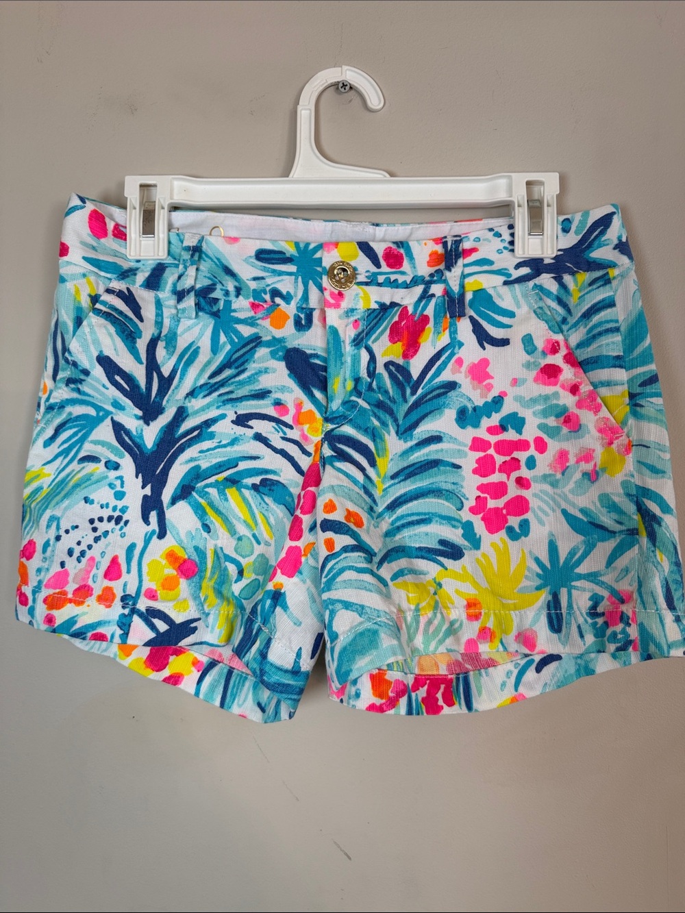 Lilly Pulitzer The Callahan Short 5” Inseam in bright Tropical Print. Size 2